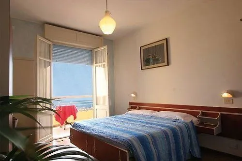 Flora 3* تْشيزيناتيكو