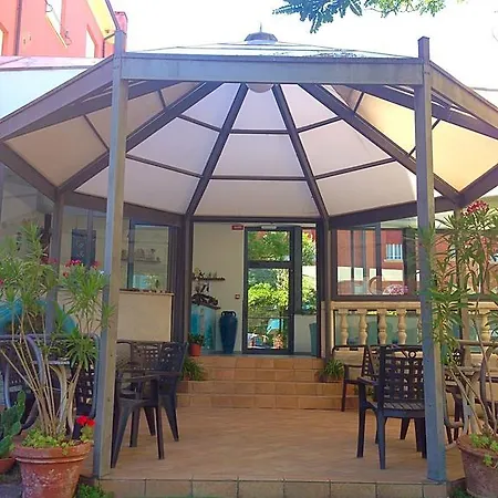 Hotel Flora Отель Чезенатико