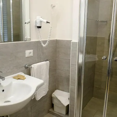 Hotel Flora Чезенатико