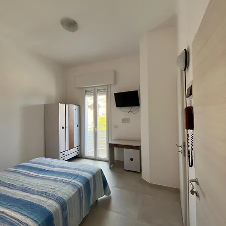 Hotel Flora 3* Чезенатико