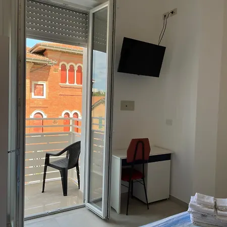 Hotel Flora Отель Чезенатико